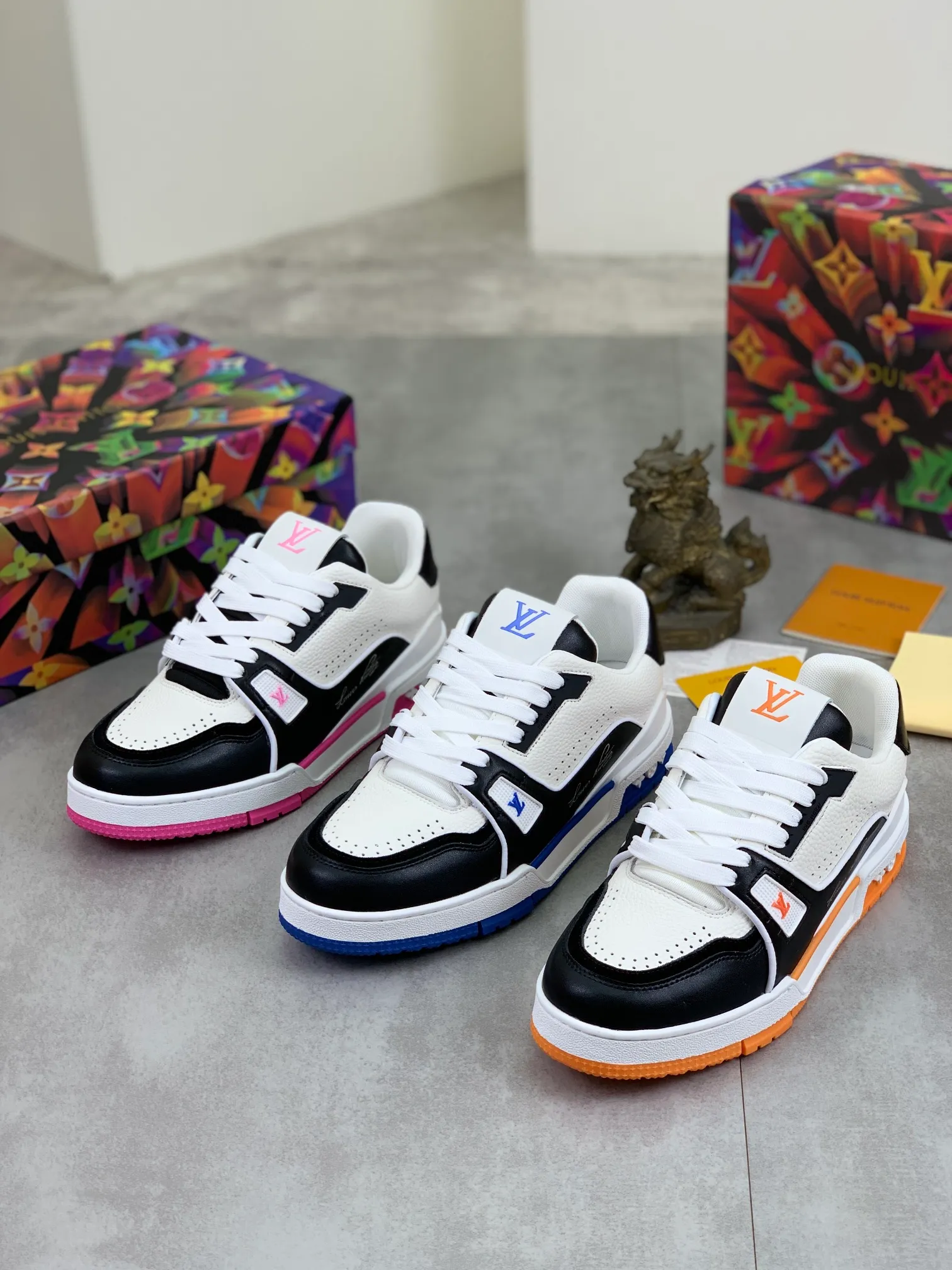 Men's shoes 💰P580 New style 💰💎💎Latest color High version 2025Louis*Vuitto* LV Traine Catwalk TRAINER outsole and fabric private model A shoe that definitely costs a lot of money and effort. This series was designed after the arrival of Vifgil. It is favored by many fans every season. Original TPU outsole Original packaging Men's size: 38-45 (46 can be customized) Color: 3️⃣ colors available (available from stock, super fast delivery)